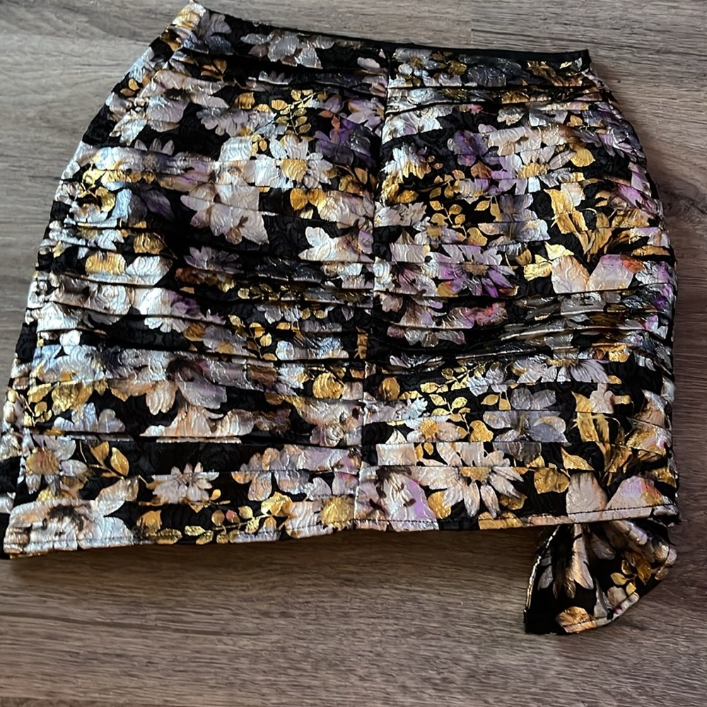 Bebe Ruched Metallic Mini Skirt Size 8 - Picture 11 of 15